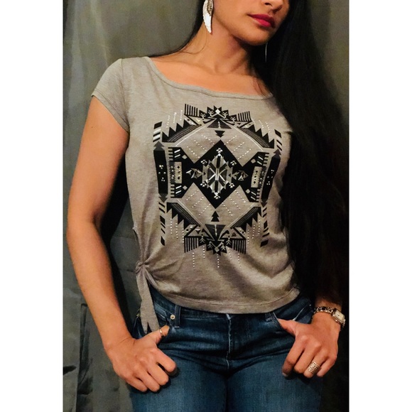 Kardashian Kollection Tops - ✨ Kardashian Kollection Tribal Tee ✨